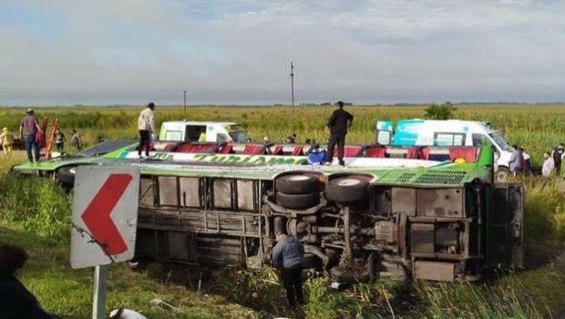Vuelco en Ruta 2: el fiscal confirmó dos muertos y 44 heridos