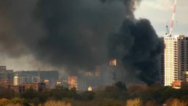 Más de 100 bomberos intentan controlar un incendio de gran magnitud al oeste de Londres