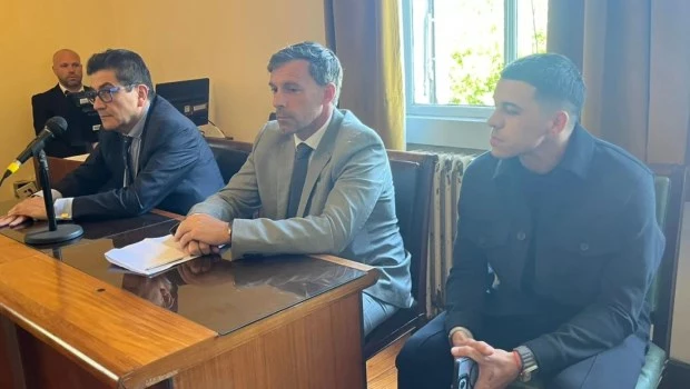 García (a la derecha) escucha la sentencia con sus abogados. Foto: smravenna en X.