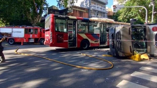 Un violento choque entre un colectivo y una camioneta dejó 16 heridos en Almagro