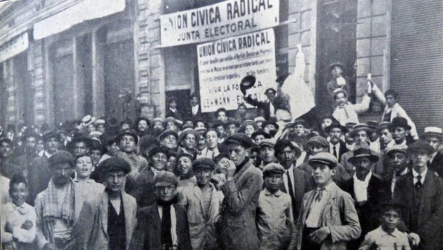Radicales esperan los resultados de las elecciones de 1916 en Rosario.