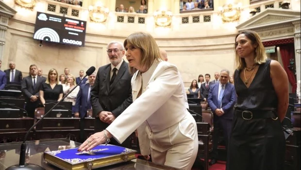 Villarruel le tomó juramento a veintitrés senadores con Karina Milei en el palco