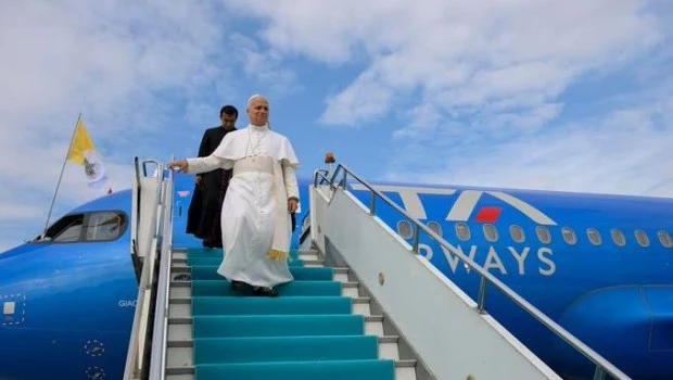 El avión del Papa entró al “service” en plena gira