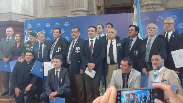 Los tripulantes del ARA Bahía Paraíso durante el merecido homenaje realizado en el Congreso Nacional.