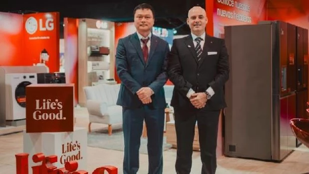 Ha Young Taek, PM de línea blanca, y Enrique Laffue, CEO de LG Electronics Argentina.