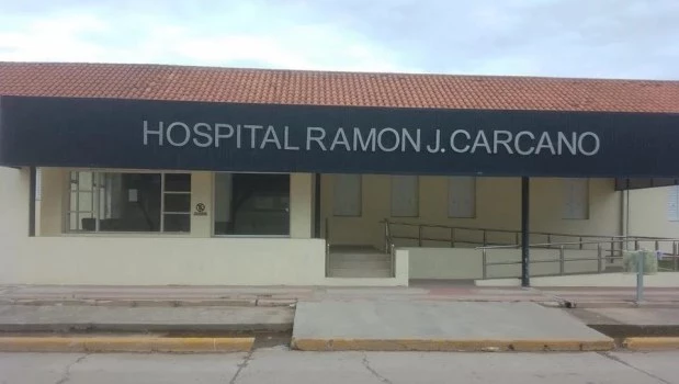 La víctima fue trasladada al hospital Ramón Carcano, donde murió pese a los esfuerzos del personal médico.