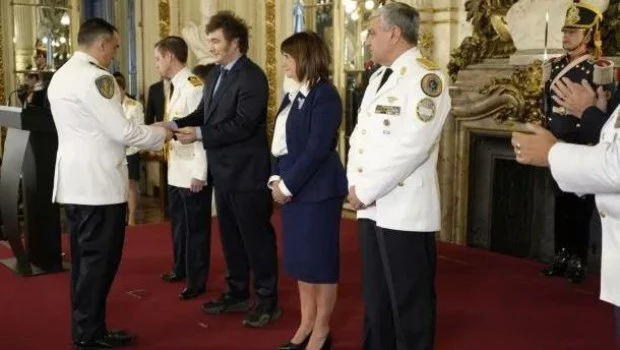 Escoltado por Bullrich, Milei encabezó la ceremonia de ascenso de las Fuerzas de Seguridad