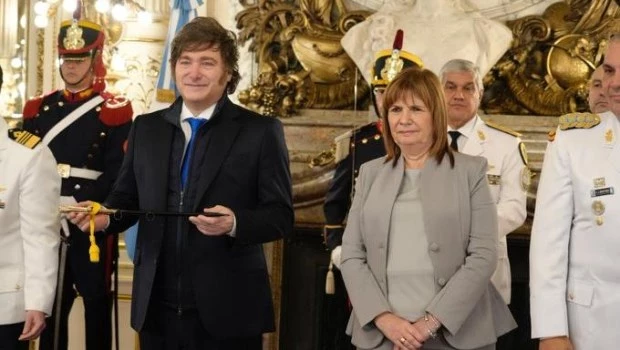 Escoltado por Bullrich, Milei encabezó la ceremonia de ascenso de las Fuerzas de Seguridad