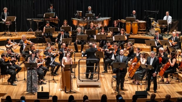 El Coro Polifónico y la Orquesta de Música Argentina, junto a los solistas, brindaron una experiencia sonora única y enriquecedora.