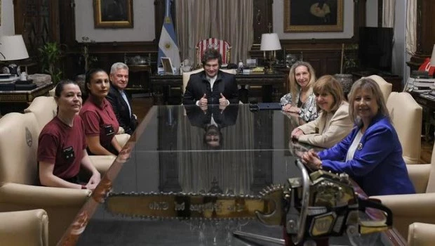 La oficial Noelia Cristina Segura y el Jefe de la Policía de la Ciudad de Buenos Aires, Horacio Giménez en Casa Rosada