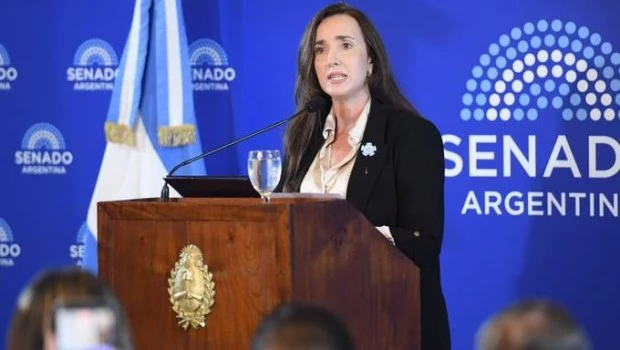 Villarruel se mostró en el Senado con dos libertarios enfrentados a Milei