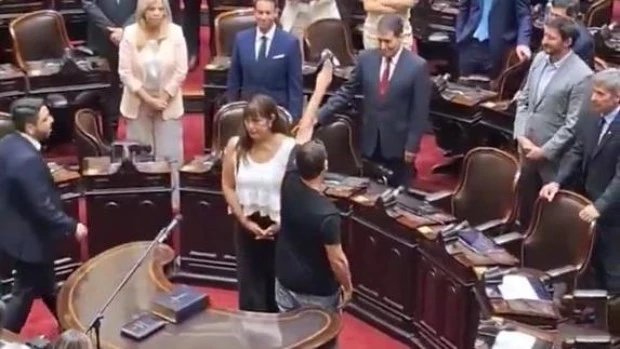 Grabois le hizo la "V" a Milei y advirtió "prepárense"