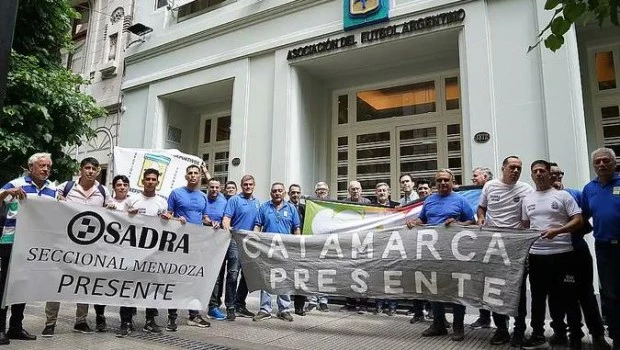 El fútbol argentino suma un conflicto inesperado con la pelea entre los sindicatos que agrupan a los árbitros 