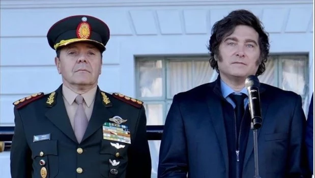El flamante ministro de Defensa, Carlos Presti, junto al presidente Javier Milei.