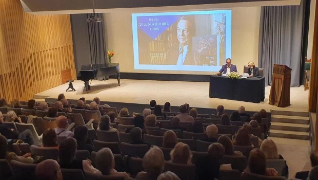 Los profesores Roberto Esposto y María Elena Vigliani, durante el homenaje a Posse. Asistieron numerosas personalidades de la cultura, políticos y académicos.