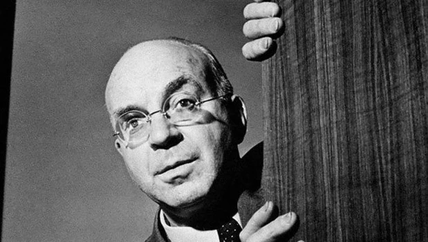 Cuando escribió la novela, Dos Passos oscilaba entre el anarquismo y las ideas socialistas.