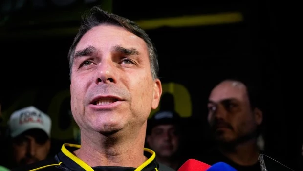El hijo mayor de Bolsonaro dice que se postulará a la presidencia de Brasil en 2026