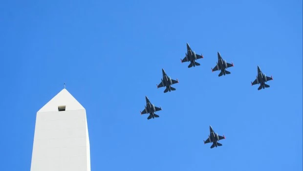 Milei presentó los F-16 y criticó a los gobiernos anteriores por “dejarnos indefensos”