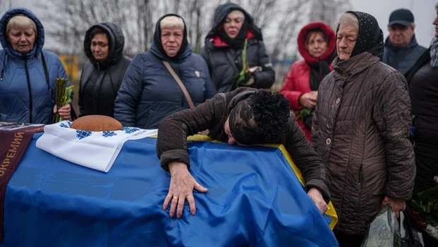 Una madre llora ante el ataúd de su hijo, un militar ucraniano que murió en combates con las fuerzas rusas cerca de Pokrovsk, durante su ceremonia fúnebre en Boiarka, Ucrania (3 de diciembre de 2025).