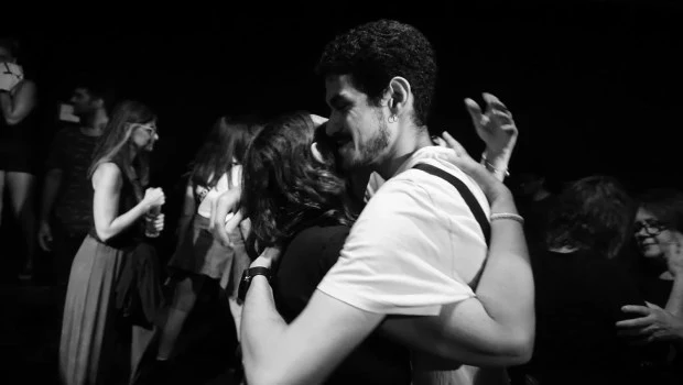 El público se ve interpelado desde el primer momento, obligado a experimentar en carne propia el desasosiego que precede a lo inesperado.