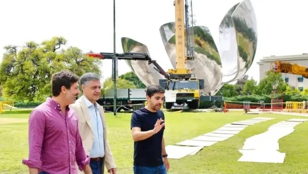 Restauraron los dos pétalos de la Floralis Genérica