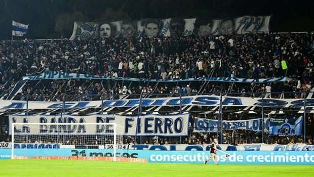 Un hincha cayó desde la tribuna Centenario del estadio Juan Carmelo Zerillo.