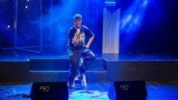 Lucas Lauriente cerrará el año con un show especial en el Teatro Vorterix, combinando stand up, música propia e invitados sorpresa.