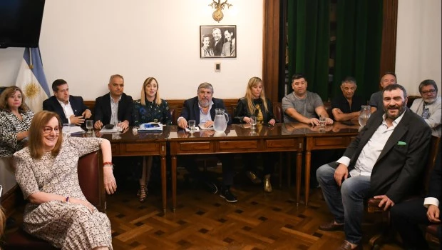 El encuentro estuvo encabezado por los senadores peronistas José Mayans y Juliana Di Tullio.