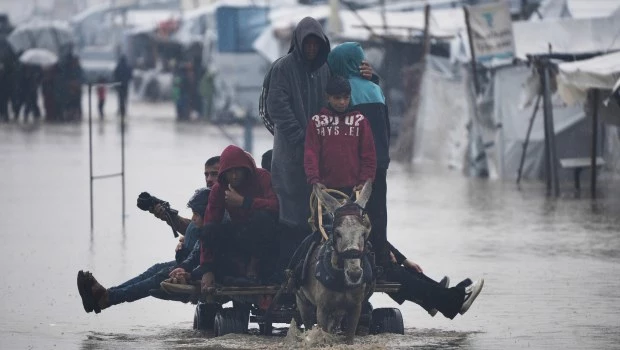 La lluvia y el frío agravan las penurias de Gaza en medio de la guerra