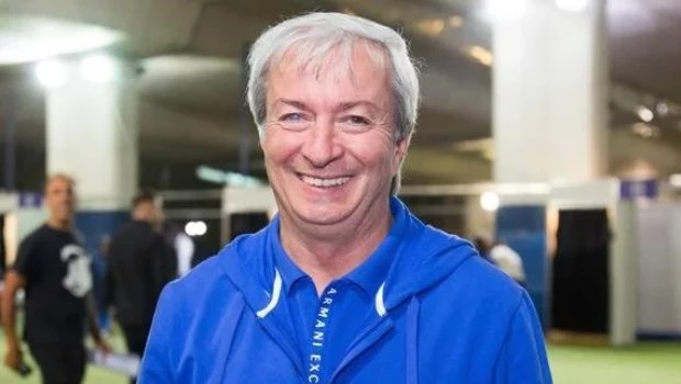 El presidente de Vélez respaldó a Tapia y apuntó contra el Gobierno y Verón