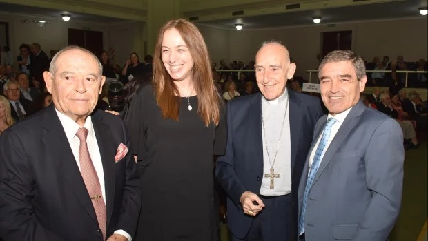 Entre las personalidades que acompañaron a Quirós en el aula magna de la ANM se encontraban el director del Grupo La Capital, Florencio Aldrey; María Eugenia Vidal y monseñor Carlos Malfa.