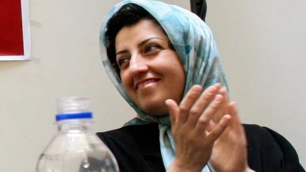 Narges Mohammadi en una reunión sobre los derechos de las mujeres en Teherán, Irán, el 3 de julio de 2008. (AP Foto/Vahid Salemi, Archivo)