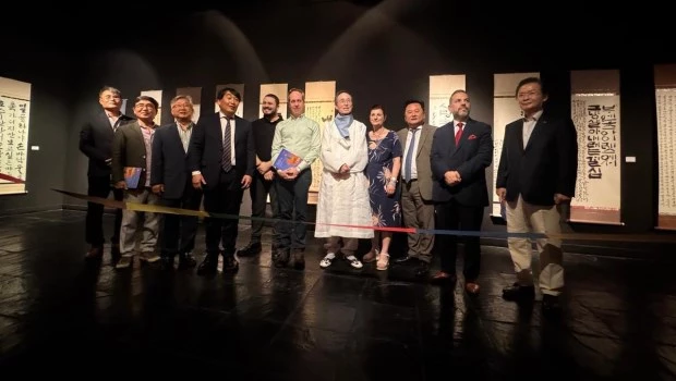 De Izquierda a derecha, el vicepresidente de la Bienal y el Director del Museo, en el centro el presidente del Comité Organizador de la Bienal y ex Gobernador de una importante provincia de Corea, Song Ha-Jin, la diputada nacional Kelly Olmos y el abogado, dirigente peronista y ex vicepresidente de la Cámara de Empresarios Coreanos en la Argentina, Alejandro Kim