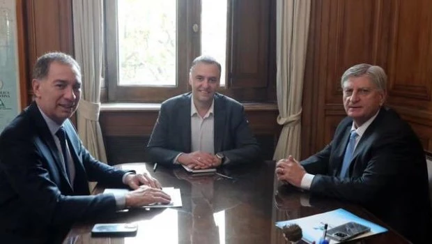 El jefe de Gabinete, Manuel Adorni, junto al ministro del Interior, Diego Santilli, y el gobernador de La Pampa, Sergio Ziliotto. ARCHIVO