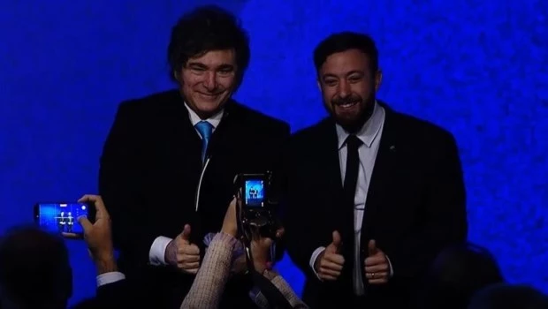 El Presidente junto al director de la Fundación Faro, Agustín Laje.