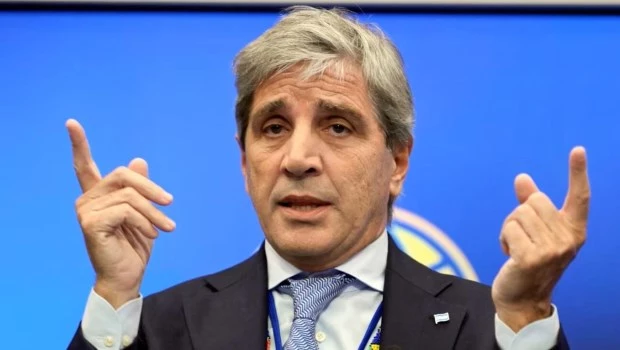 Caputo defendió la ampliación de las bandas cambiarias y anticipó un 2026 de fuerte crecimiento