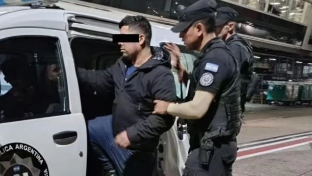 Un pasajero chileno intentó ingresar con un pasaporte falso a la Argentina y fue expulsado