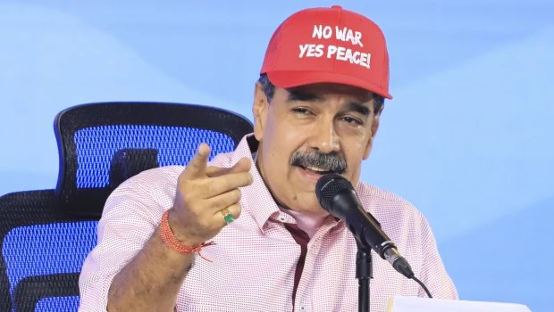 Maduro estrenó una gorra roja similar a la de su homólogo estadounidense, Donald Trump, pero con el mensaje de "no a la guerra, sí a la paz".
