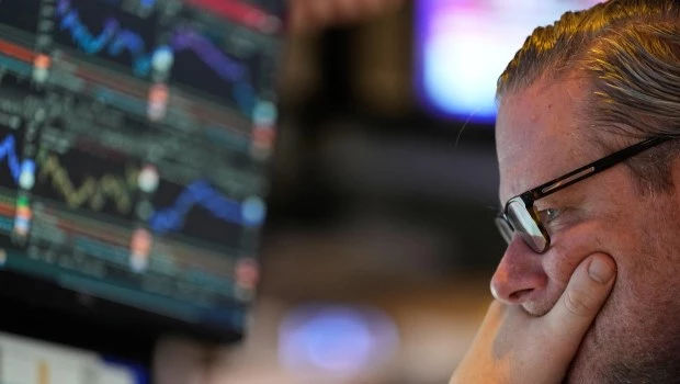 Los inversores miran al Congreso: dólar en baja; acciones mixtas