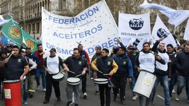 Aceiteras denuncian medidas de fuerza “sin conflicto laboral”