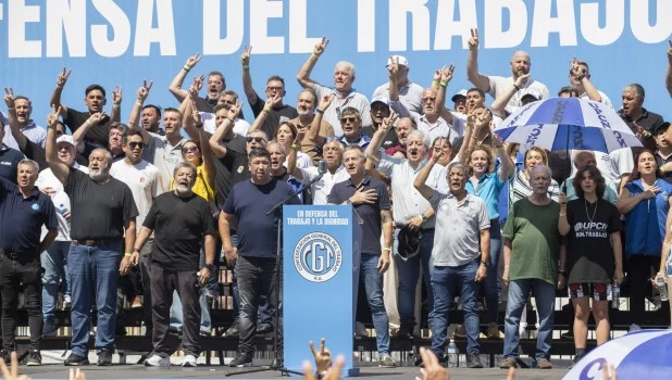 La CGT marchó a Plaza de Mayo y amenaza ahora con un paro nacional