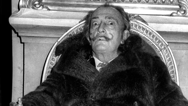 Dalí era ampuloso: vestía chalecos dorados, tapados con pieles y un bastón con empuñadura de plata.