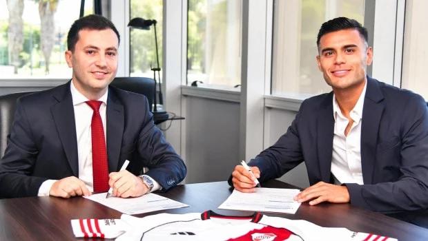 Junto al Presidente del Millonario, Fausto Vera firmó su contrato y se transformó en nuevo jugador del equipo de Gallardo.