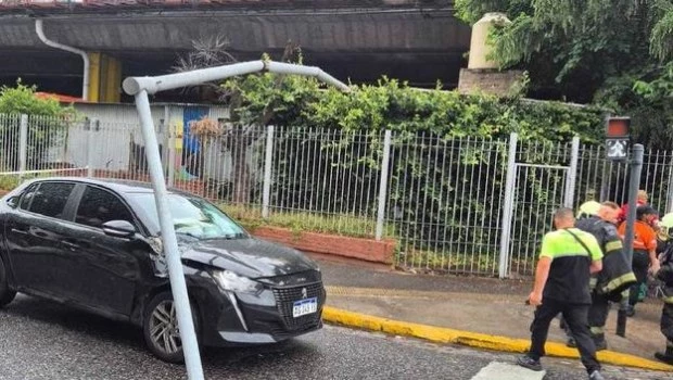 Pánico en Constitución: dos mujeres quedaron atrapadas en un auto por la caída de un poste