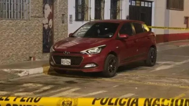 Atacaron a tiros el auto de un periodista peruano tras denunciar a un gobernador regional prófugo