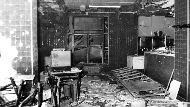 El 2 de julio de 1976, una bomba, colocada por el grupo Montoneros en la sede de la Superintendencia de Seguridad Federal, mató a 23 personas e hirió a decenas más.