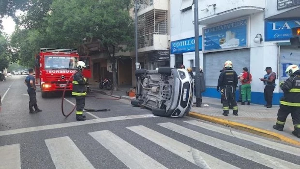 Flores: manejó varias cuadras a contramano, chocó y volcó con un menor en el auto