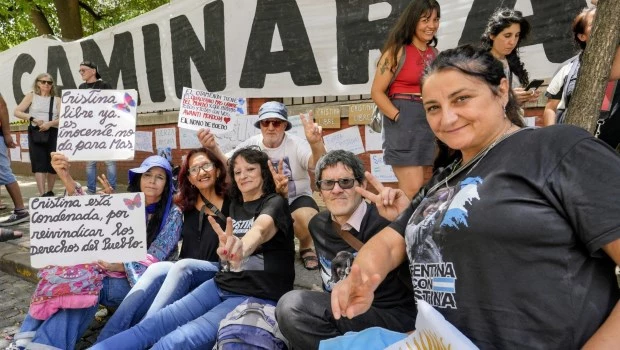 Militantes acompañan a Cristina Kirchner frente al sanatorio Otamendi