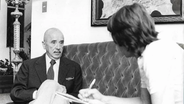 El autor de esta nota durante la entrevista que le realizó al coronel Leal en 1976.