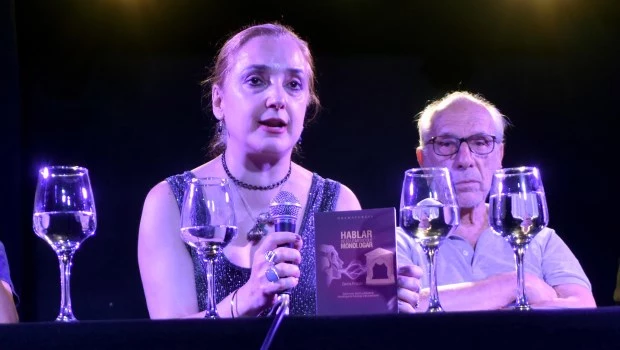 Cecilia Propato durante la disertación. Foto: Gustavo Carabajal.